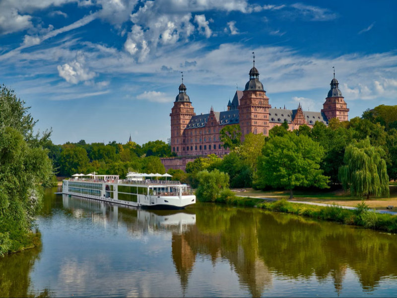 Longship-Passing-Schloss-Johannisburg-Aschaffenburg-Web